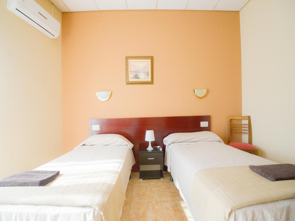 Hostal Torremirona Salt Buitenkant foto